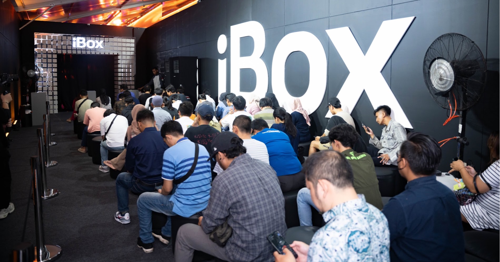 Suasana menantikan peluncurkan iPhone 17 Series di iBox. (Sumber gambar: Erajaya) Suasana menantikan peluncurkan iPhone 17 Series di iBox. (Sumber gambar: Erajaya)