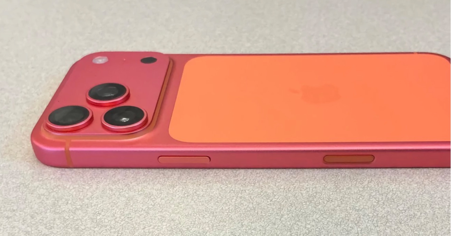 Tampilan perubahan warna iPhone 17 Pro dari Cosmic Orange menjadi pink. (Sumber Gambar: DakAttack316/Reddit/Apple Insider) Tampilan perubahan warna iPhone 17 Pro dari Cosmic Orange menjadi pink. (Sumber Gambar: DakAttack316/Reddit/Apple Insider)