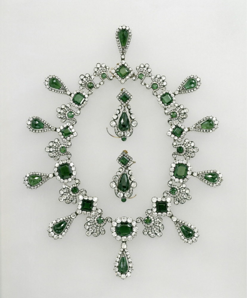 Set kalung dan anting Marie-Louise (Sumber Foto: museum Louvre)