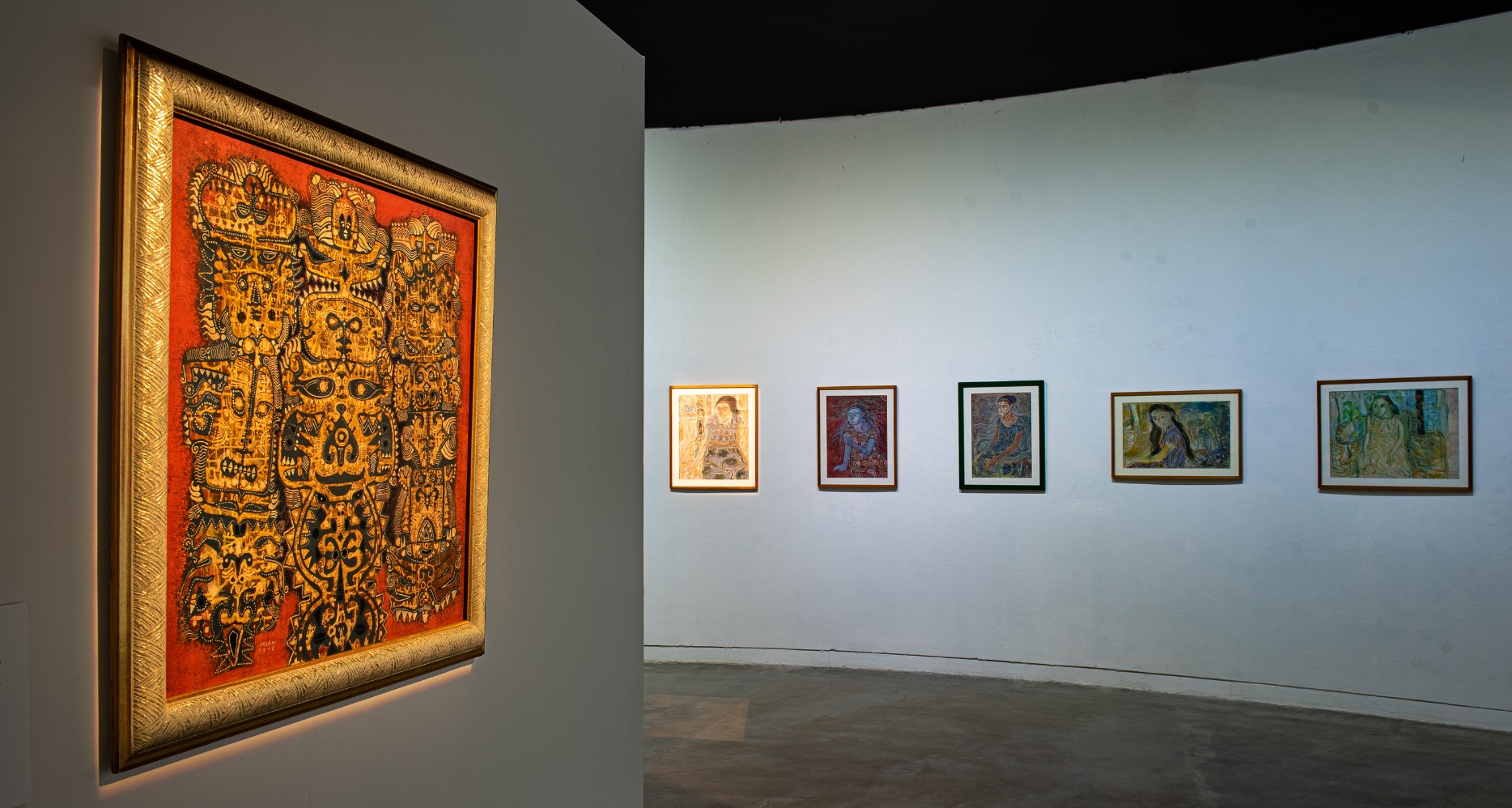 Pengunjung menyaksikan senarai karya dalam pameran   Di Sini Aku Temukan Kau: Karya dan Arsip Sanggarbambu, di Galeri Salihara (sumber gambar: Komunitas Salihara/Witjak Widhi Cahya)