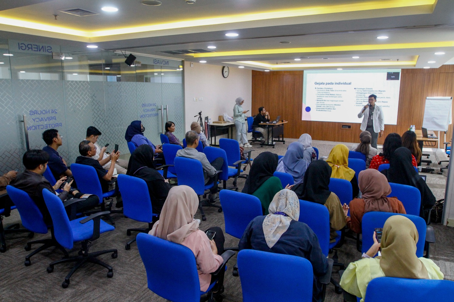 Dokter RS Kramat 128 Muhammad Fatcurrahman Azami menyampaikan pemaparan saat acara Health Talk & Mini MCU di Jakarta, Rabu (22/10/2025). (Sumber gambar: JIBI/Bisnis/Eusebio Chrysnamurti) Dokter RS Kramat 128 Muhammad Fatcurrahman Azami menyampaikan pemaparan saat acara Health Talk & Mini MCU di Jakarta, Rabu (22/10/2025). (Sumber gambar: JIBI/Bisnis/Eusebio Chrysnamurti)