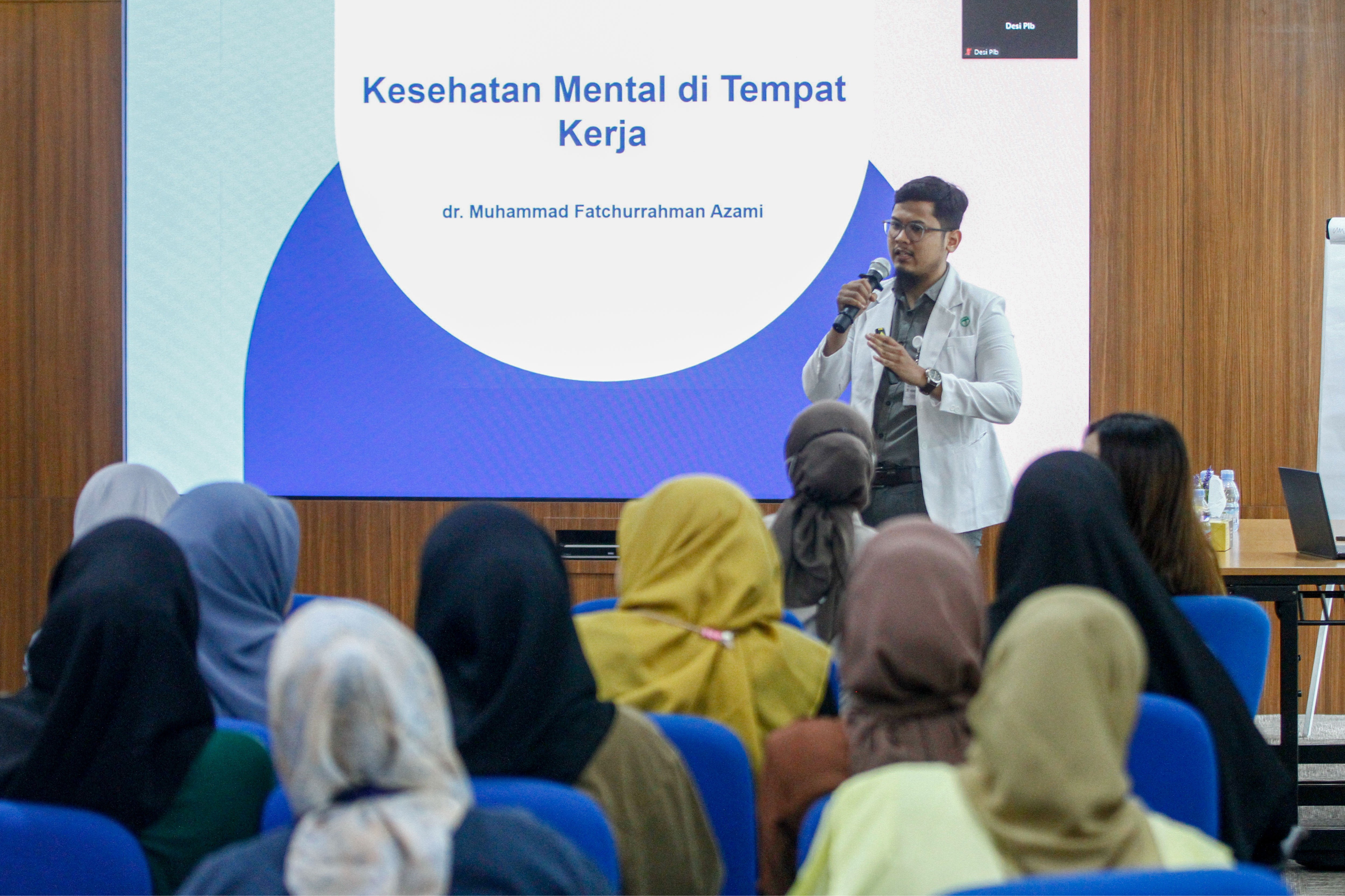 Dokter RS Kramat 128 Muhammad Fatcurrahman Azami menyampaikan pemaparan saat acara Health Talk & Mini MCU di Jakarta, Rabu (22/10/2025). (Sumber gambar: JIBI/Bisnis/Eusebio Chrysnamurti) Dokter RS Kramat 128 Muhammad Fatcurrahman Azami menyampaikan pemaparan saat acara Health Talk & Mini MCU di Jakarta, Rabu (22/10/2025). (Sumber gambar: JIBI/Bisnis/Eusebio Chrysnamurti)