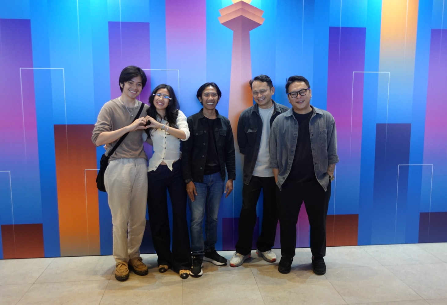 Sutradara Loeloe Hendra, produser, dan pemain Tale of The Land (Sumber gambar: Chelsea Venda/Hypeabis.id) Sutradara Loeloe Hendra, produser, dan pemain Tale of The Land (Sumber gambar: Chelsea Venda/Hypeabis.id)