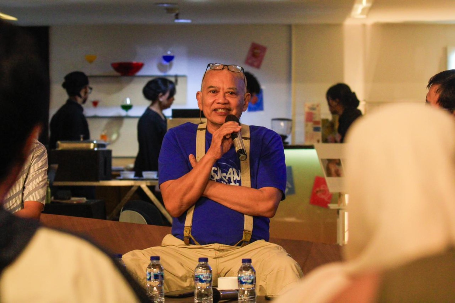 Seniman kontemporer Teguh Ostenrik di Indonesian Contemporary Art & Design 2025 di grandkemang, Jakarta, Jumat (24/10/2025). (Sumber gambar: Robby Fathan/Hypeabis.id) Seniman kontemporer Teguh Ostenrik di Indonesian Contemporary Art & Design 2025 di grandkemang, Jakarta, Jumat (24/10/2025). (Sumber gambar: Robby Fathan/Hypeabis.id)