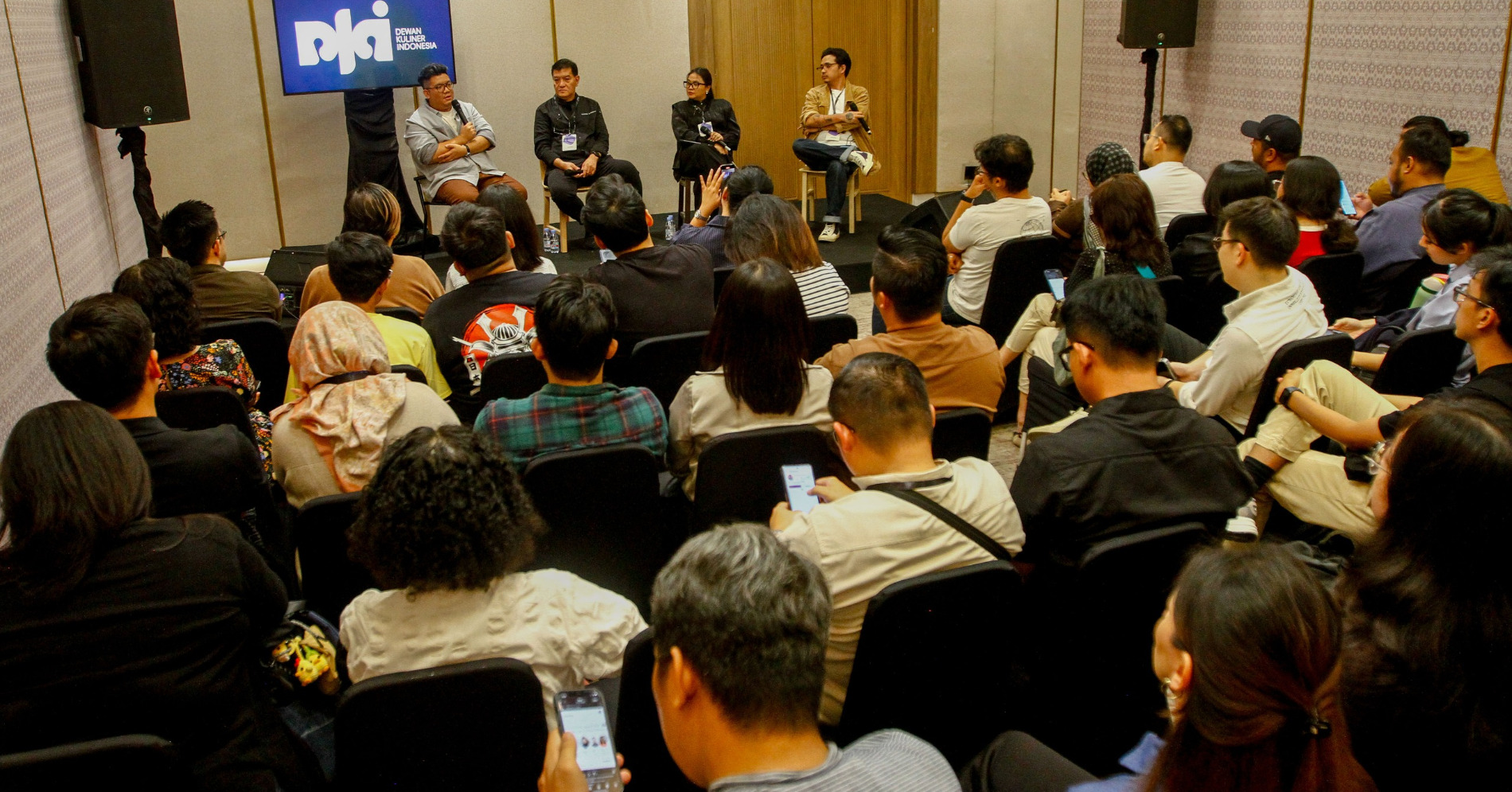Chef, Entrepreneur, Podcaster Ray Janson (dari kiri) bersama dengan Vice President Association of Culinary Professional Indonesia Vindex Tengker, Founding Member Dewan Kuliner Indonesia & Assistant Professor at Institut Pariwisata Trisakti Alda Chairani dan VP of F&B (LUC Coffe) Renaldo Gabriel saat diskusi bertema "Gastrodiplomacy Is The Main Driver of Soft-Power" dalam acara IdeaFest 2025 di Jakarta, Jumat (31/10/2025). (Sumber gambar: Hypeabis/Eusebio Chrysnamurti) Chef, Entrepreneur, Podcaster Ray Janson (dari kiri) bersama dengan Vice President Association of Culinary Professional Indonesia Vindex Tengker, Founding Member Dewan Kuliner Indonesia & Assistant Professor at Institut Pariwisata Trisakti Alda Chairani dan VP of F&B (LUC Coffe) Renaldo Gabriel saat diskusi bertema "Gastrodiplomacy Is The Main Driver of Soft-Power" dalam acara IdeaFest 2025 di Jakarta, Jumat (31/10/2025). (Sumber gambar: Hypeabis/Eusebio Chrysnamurti)