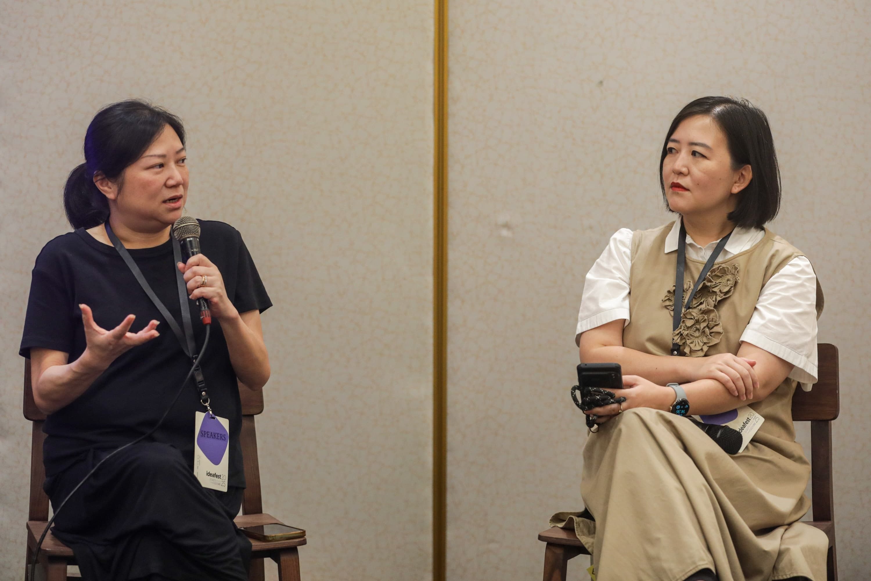 Art Director Grey Art Gallery Elia Yoesman (kiri) bersama Head of Marketing MR.DIY Indonesia Ria Sutrisno memberikan paparan saat diskusi bertema Why Art Award Matters pada acara IdeaFest 2025 di Jakarta, Sabtu (1/11/2025). (Sumber foto: Hypeabis.id/Arief Hermawan P) Art Director Grey Art Gallery Elia Yoesman (kiri) bersama Head of Marketing MR.DIY Indonesia Ria Sutrisno memberikan paparan saat diskusi bertema Why Art Award Matters pada acara IdeaFest 2025 di Jakarta, Sabtu (1/11/2025). (Sumber foto: Hypeabis.id/Arief Hermawan P)