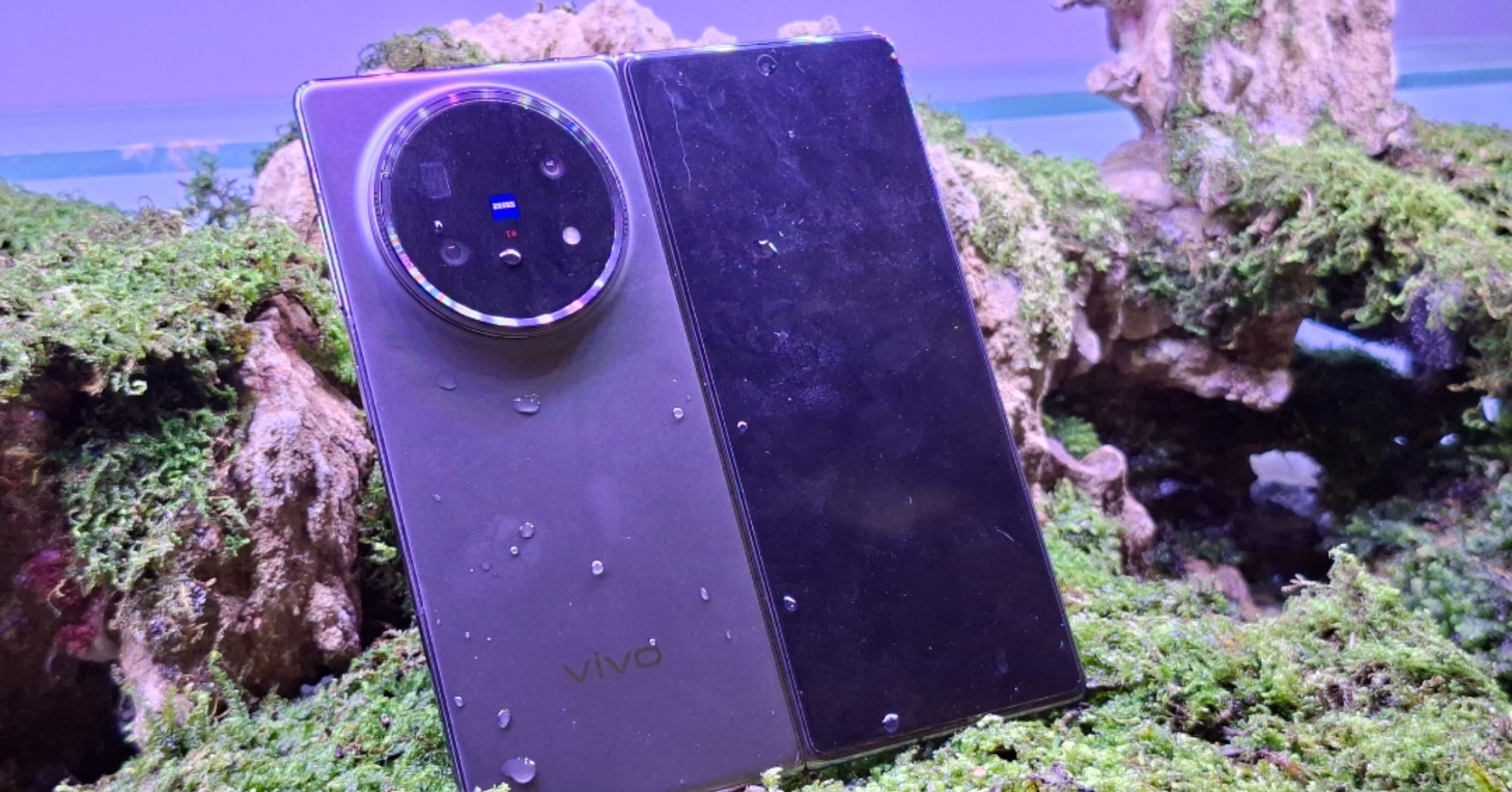 Vivo X Fold 5 saat uji coba ketahanan di air dan benturan. (Foto: Desyinta Nuraini/Hyoeabis.id)