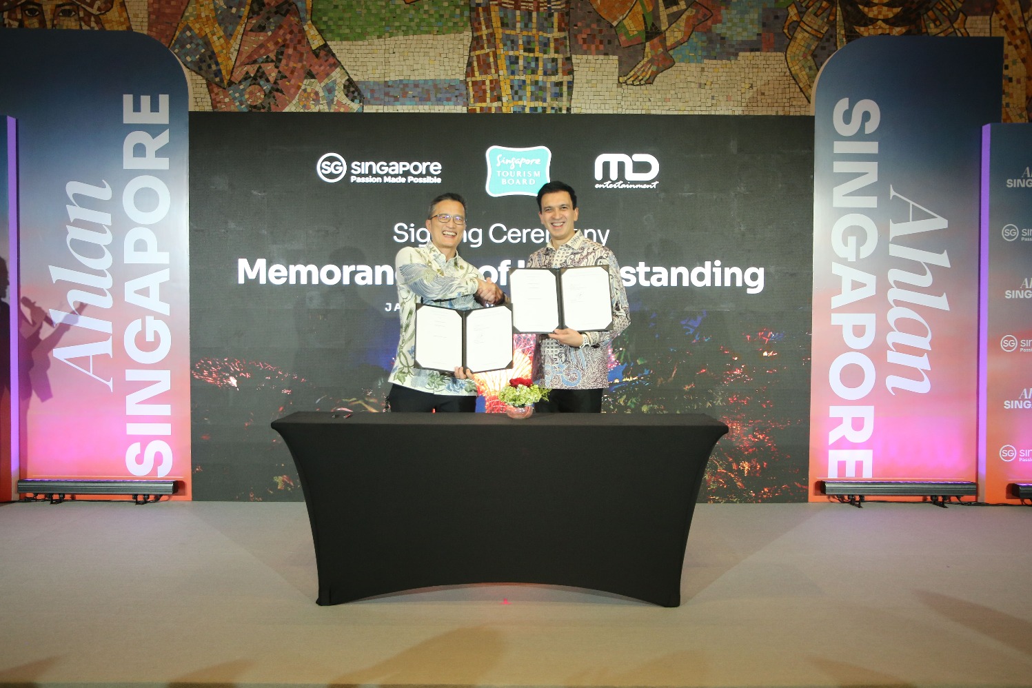 Oliver Chong, Asst Chief Executive, Intl Group STB bersama Manoj Punjabi, CEO dan Founder MD Entertainment Oliver Chong, Asst Chief Executive, Intl Group STB bersama Manoj Punjabi, CEO dan Founder MD Entertainment