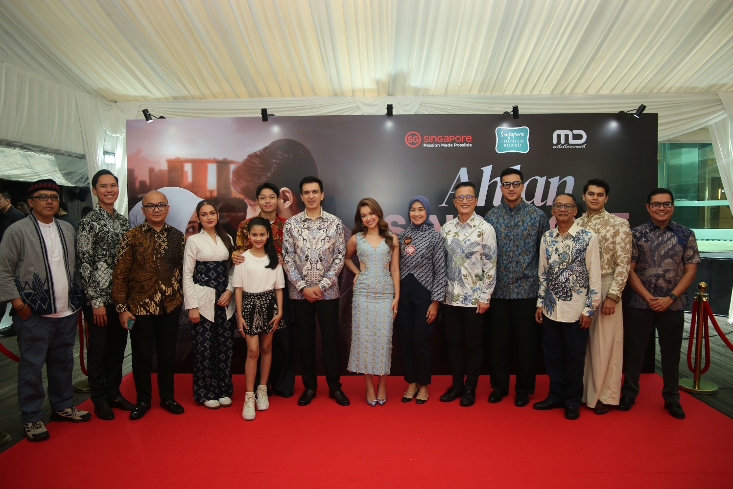 Pemain dan Tim Produksi Film Ahlan Singapore bersama Tim MD Entertainment dan Singapore Tourism Board Pemain dan Tim Produksi Film Ahlan Singapore bersama Tim MD Entertainment dan Singapore Tourism Board
