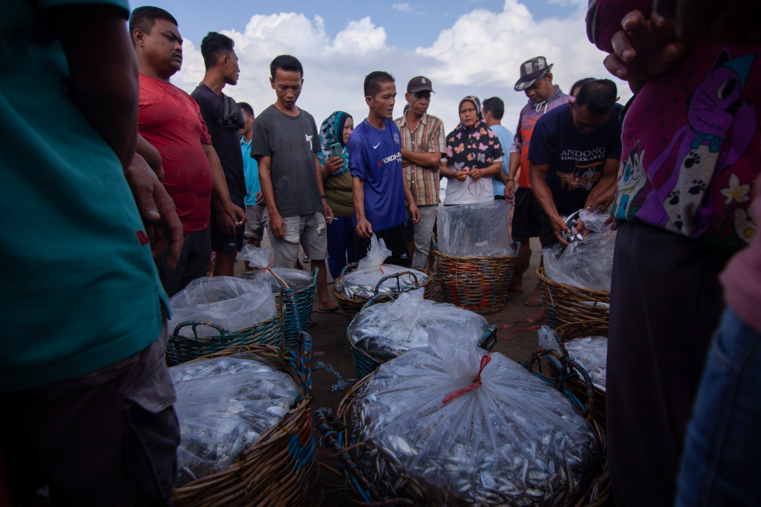  Sejumlah warga melakukan negosiasi harga dengan nelayan yang ada di Pasir Jambak, Kota Padang, Sumatra Barat. (Sumber gambar:Bisnis Indonesia/Muhammad Noli Hendra)