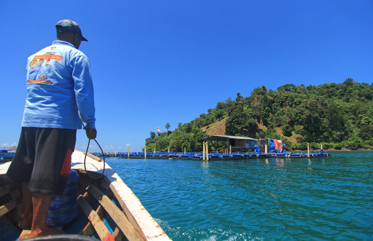 Seorang nelayan Afrizal menuju tempat budidaya lobster laut yang menggunakan keramba jaring apung di Sungai Bungin, Batang Kapeh, Kabupaten Pesisir Selatan, Sumatra Barat, Sabtu (1/11/2025). (Sumber gambar: Bisnis Indonesia/Muhammad Noli Hendra)