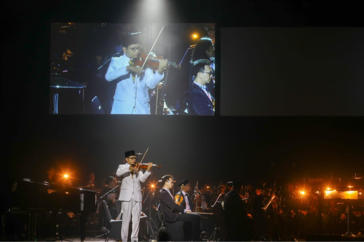 Jakarta Philharmonic Orchestra berhasil menampilkan pagelaran Perayaan Kebangsaan “Satoe Indonesia” dengan kesan yang menggugah di Taman Ismail Marzuki, Sabtu (8/11/2025) (Sumber gambar: Bisnis Indonesia/Abdurachman) Jakarta Philharmonic Orchestra berhasil menampilkan pagelaran Perayaan Kebangsaan “Satoe Indonesia” dengan kesan yang menggugah di Taman Ismail Marzuki, Sabtu (8/11/2025) (Sumber gambar: Bisnis Indonesia/Abdurachman)