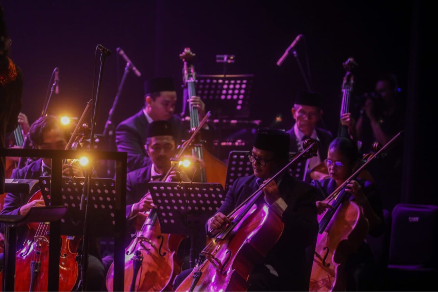 Jakarta Philharmonic Orchestra berhasil menampilkan pagelaran Perayaan Kebangsaan “Satoe Indonesia” dengan kesan yang menggugah di Taman Ismail Marzuki, Sabtu (8/11/2025) (Sumber gambar: Bisnis Indonesia/Abdurachman) Jakarta Philharmonic Orchestra berhasil menampilkan pagelaran Perayaan Kebangsaan “Satoe Indonesia” dengan kesan yang menggugah di Taman Ismail Marzuki, Sabtu (8/11/2025) (Sumber gambar: Bisnis Indonesia/Abdurachman)