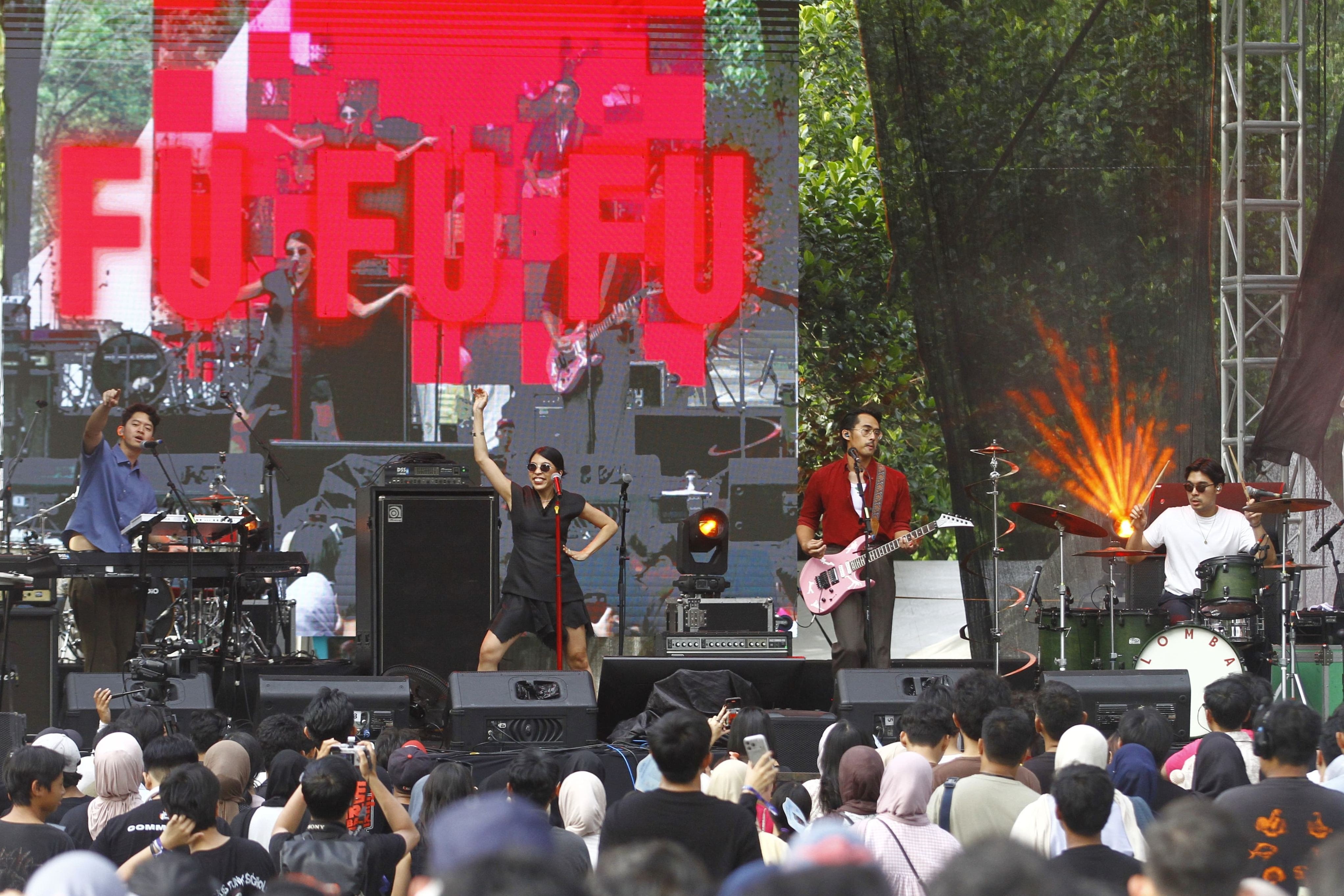 Grup band Lomba Sihir saat tampil di Jazz Goes to Campus (JGTC) 2025, Minggu, (9/11/2025). (Sumber foto: Hypeabis.id/Eusebio Chrysnamurti) Grup band Lomba Sihir saat tampil di Jazz Goes to Campus (JGTC) 2025, Minggu, (9/11/2025). (Sumber foto: Hypeabis.id/Eusebio Chrysnamurti)