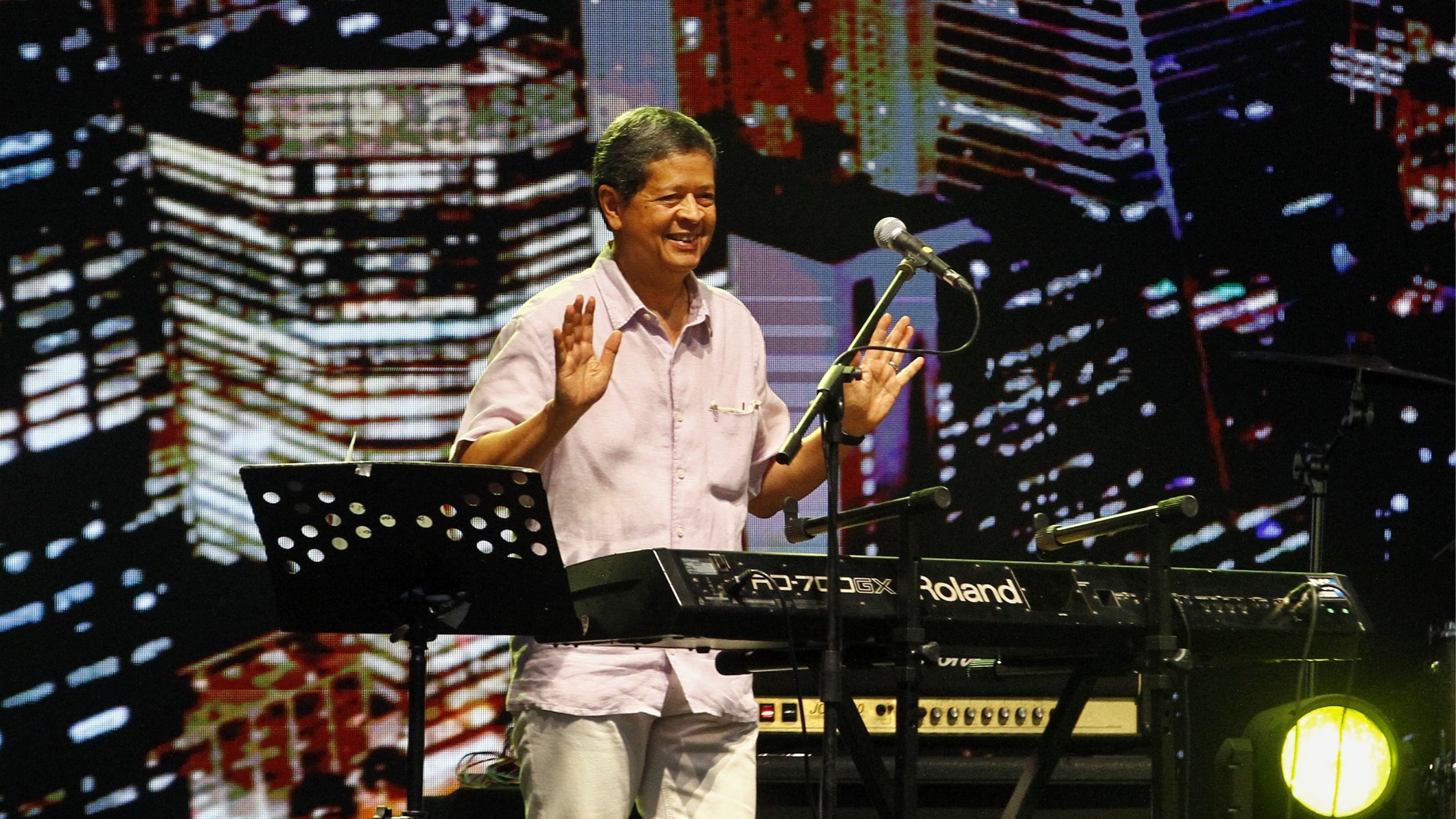 Musisi Candra Darusman tampil bersama Bilal Indrajaya, Monita Tahalea, dan Ardhito Pramono di Jazz Goes to Campus 2025, Minggu (9/11/2025). (Sumber foto: Hypeabis.id/Eusebio Chrysnamurti)
