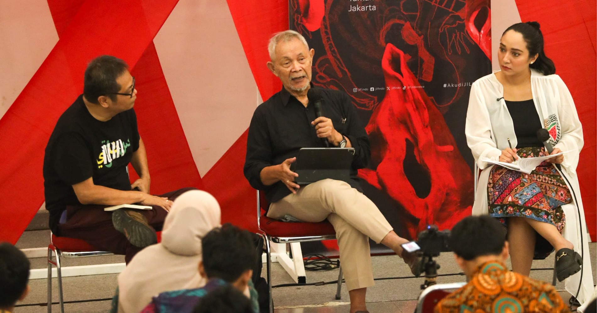 Penulis Goenawan Mohamad (tengah) bersama Penulis Hikmat Darmawan (kiri) dan Moderator Bella Fawzi pada diskusi peluncuran buku Wajah di Palestina dalam Jakarta International Literary Festival (JILF) 2025 di Jakarta, Sabtu (15/11/2025). (Sumber foto: Hypeabis.id/Himawan L Nugraha) Penulis Goenawan Mohamad (tengah) bersama Penulis Hikmat Darmawan (kiri) dan Moderator Bella Fawzi pada diskusi peluncuran buku Wajah di Palestina dalam Jakarta International Literary Festival (JILF) 2025 di Jakarta, Sabtu (15/11/2025). (Sumber foto: Hypeabis.id/Himawan L Nugraha)