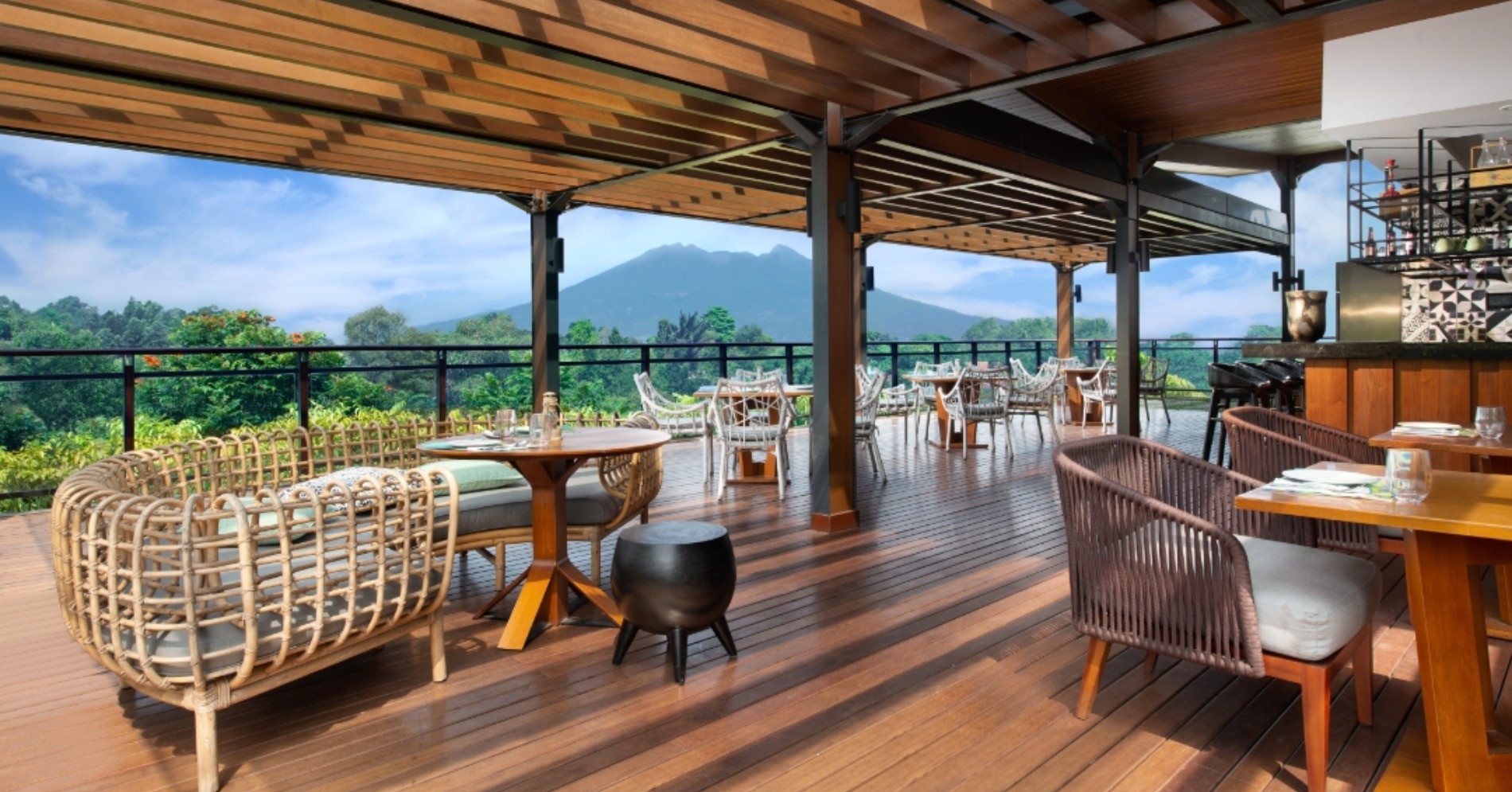 Pembuatan pizza di Padi Pool Bar. (Sumber gambar: Pullman Ciawi) Pembuatan pizza di Padi Pool Bar. (Sumber gambar: Pullman Ciawi)