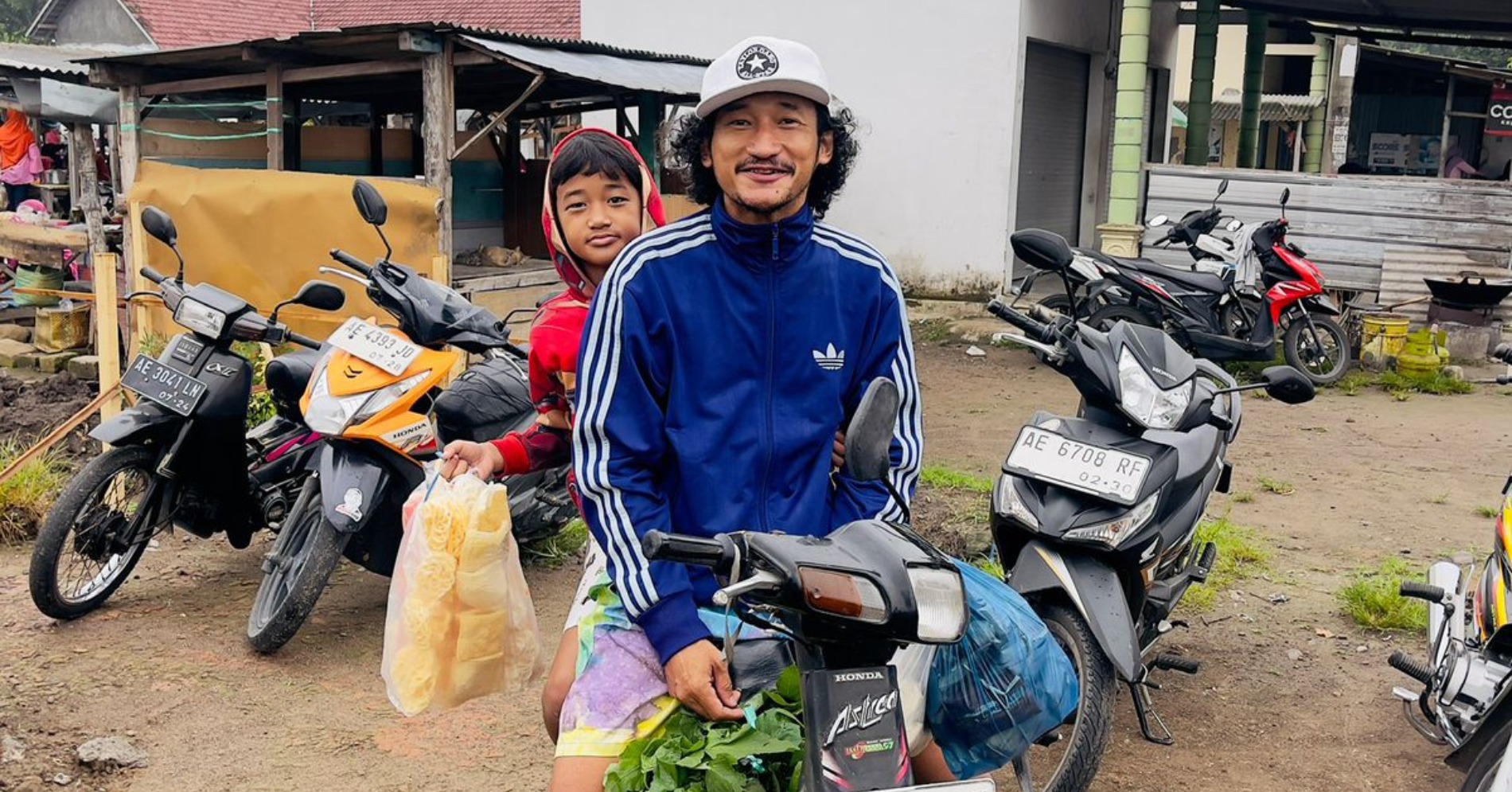 Isa Bajaj saat membeli kebutuhan Warung Eropa. (Sumber gambar: Isa Bajaj)
