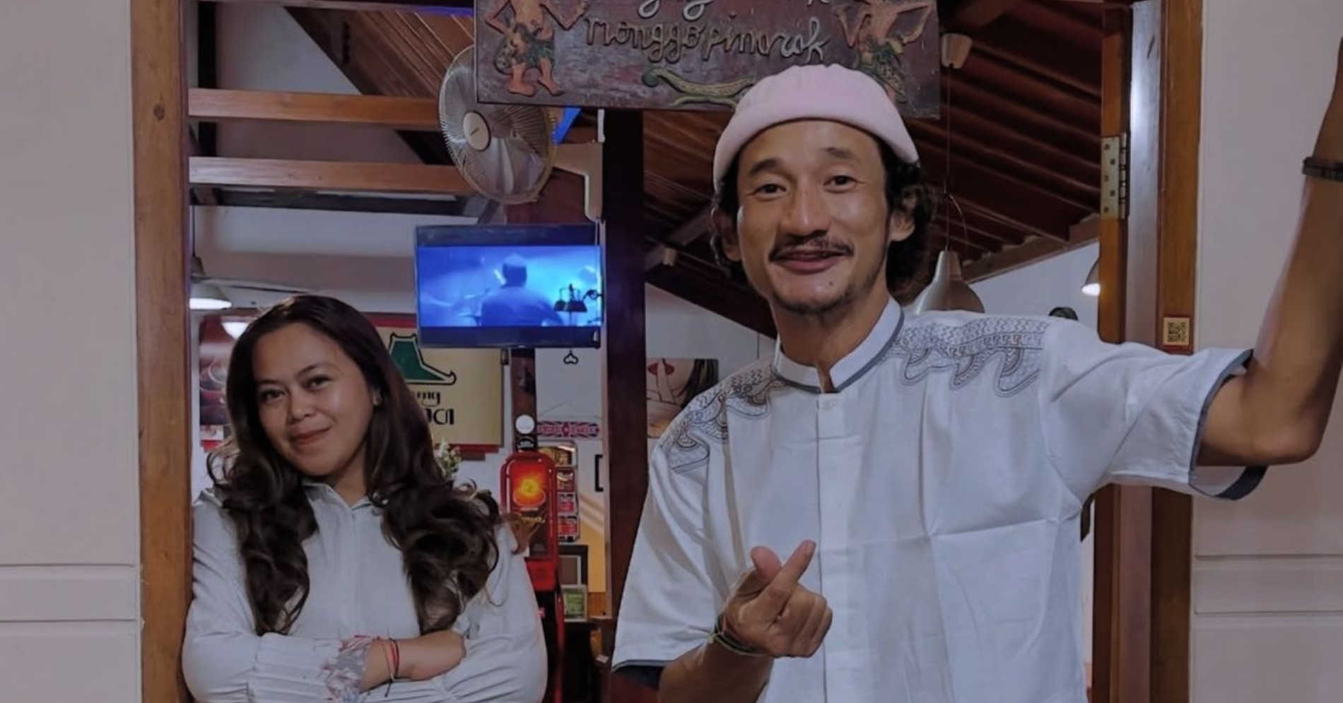 Isa Bajaj dan istri di Warung Nasi Tempong. (Sumber gambar: Isa Bajaj)