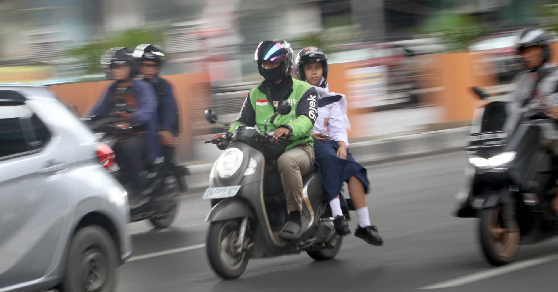 Ojok Online mengatarkan penumpang di Makassar, Sulawesi Selatan , Selasa (28/10/2025). (sumber gambar: JIBI/Bisnis/Paulus Tandi Bone) Ojok Online mengatarkan penumpang di Makassar, Sulawesi Selatan , Selasa (28/10/2025). (sumber gambar: JIBI/Bisnis/Paulus Tandi Bone)