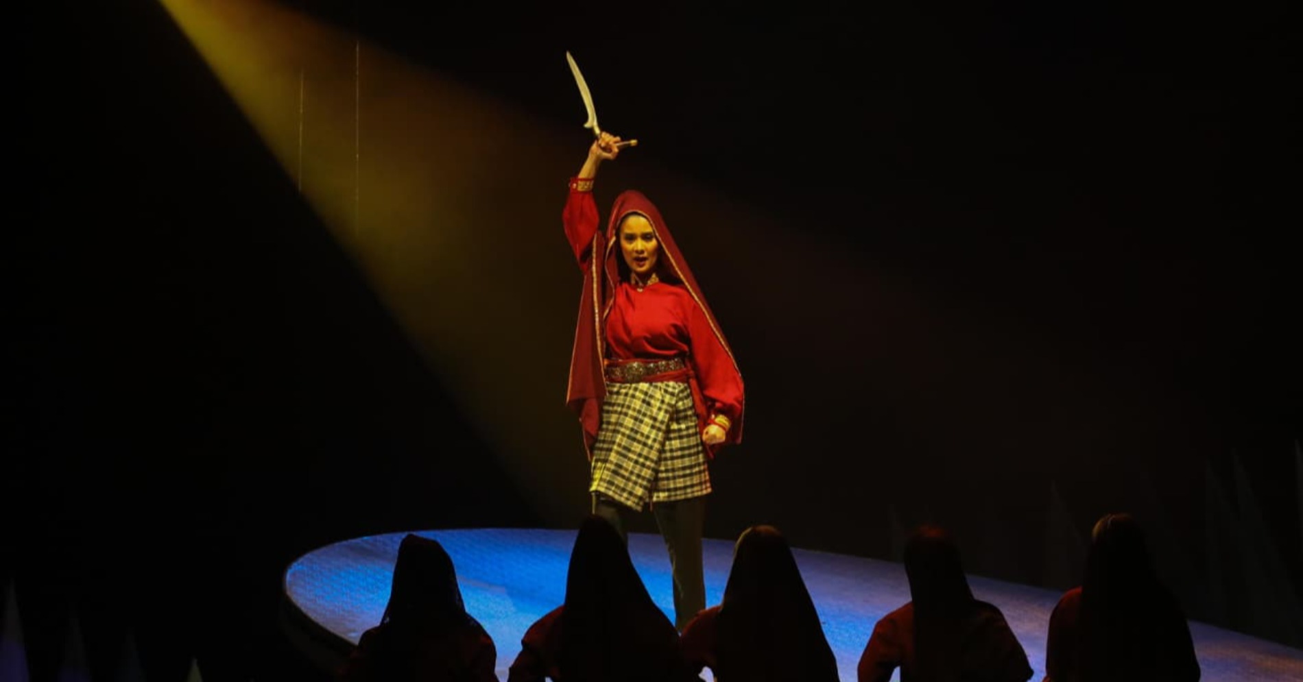 Artis Marcella Zalianty sebagai Laksamana Malahayati tampil dalam pentas monoplay Melati Pertiwi di Gedung Kesenian Jakarta (GKJ) di Jakarta, Rabu (25/11/2025).