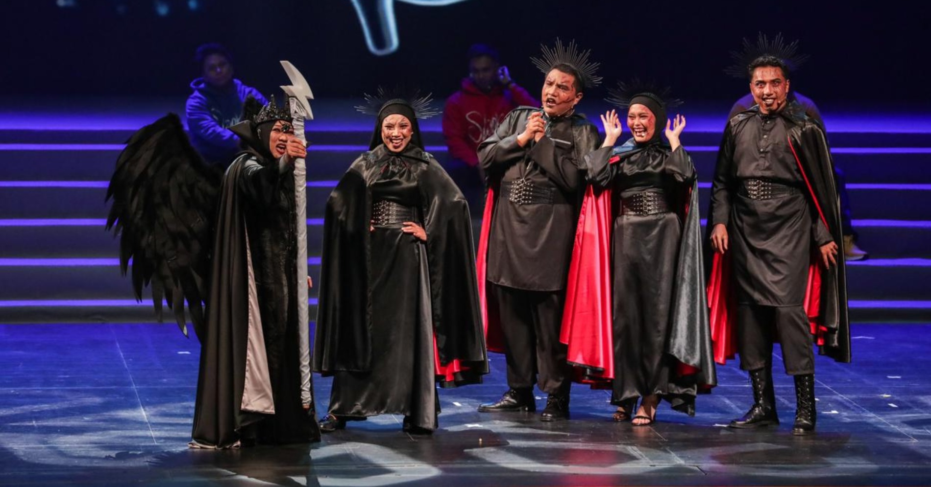 Sejumlah aktor menampilkan pertunjukan teater musikal Silver Sober: Samber Gledek di Ciputra Artpreneur, Jakarta, Sabtu (29/11/2025). Slank bersama dokter Aisah Dahlan menggelar teater musikal tersebut untuk memperingati 25 tahun perjalanan pemulihan grup musik itu dari narkoba.