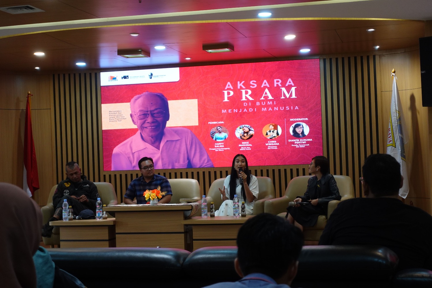 Gitaris Marjinal Mike, penulis  Chris Wibisana, aktris Happy Salma dalam diskui bertajuk Aksara Pram di Bumi Menjadi Manusia yang digelar di PDS HB Jassin, Taman Ismail Marzuki, Minggu (30/11/2025). (Sumber gambar: Chelsea Venda/Hypeabis.id)