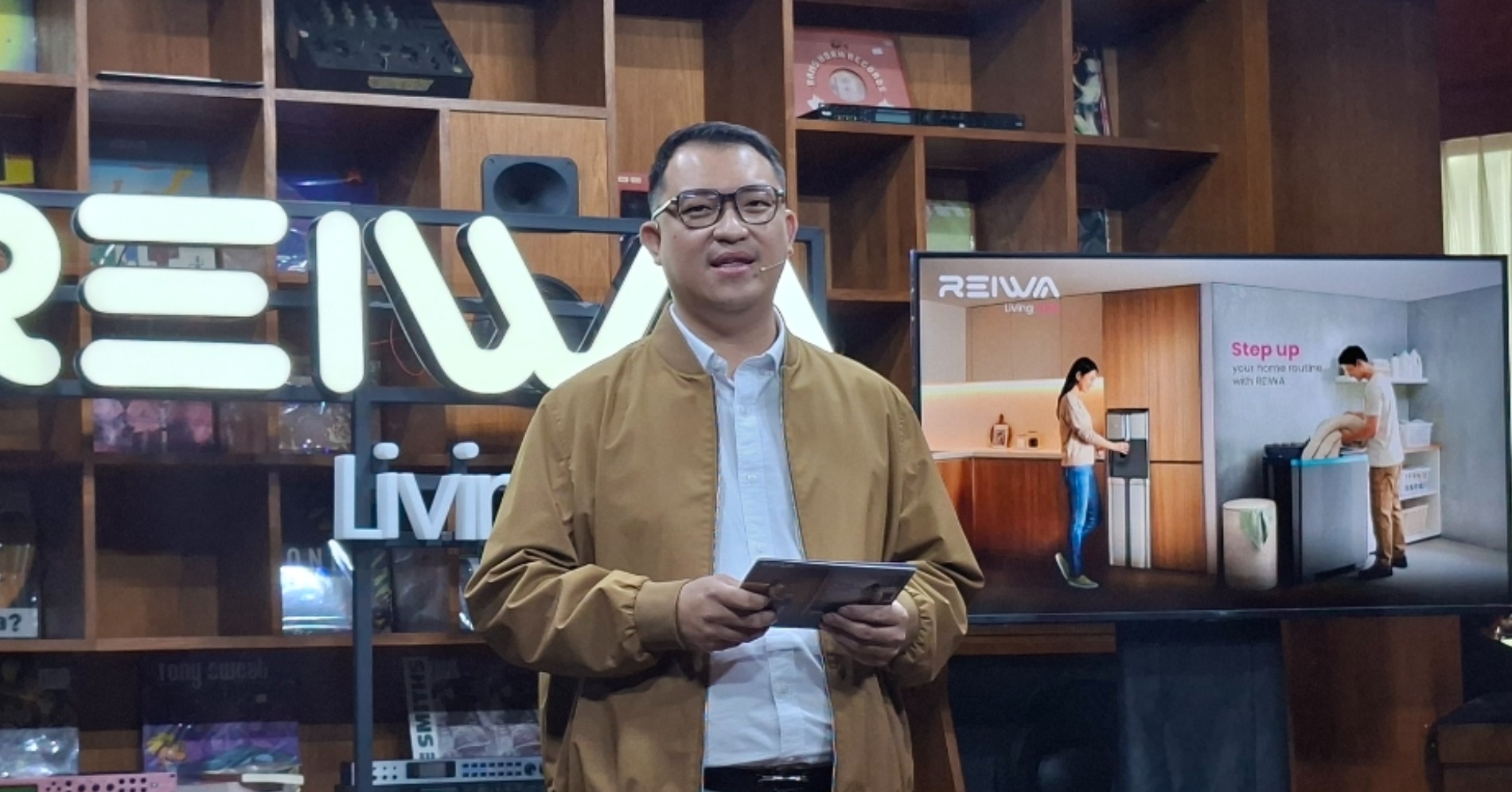 Iskandar Yap saat menerangkan keunggulan Reiwa Next Gen Twin Tub Washing Machine dan Reiwa Water Dispenser. (Sumber gambar: Desyinta Nuraini/Hypeabis.id) Iskandar Yap saat menerangkan keunggulan Reiwa Next Gen Twin Tub Washing Machine dan Reiwa Water Dispenser. (Sumber gambar: Desyinta Nuraini/Hypeabis.id)