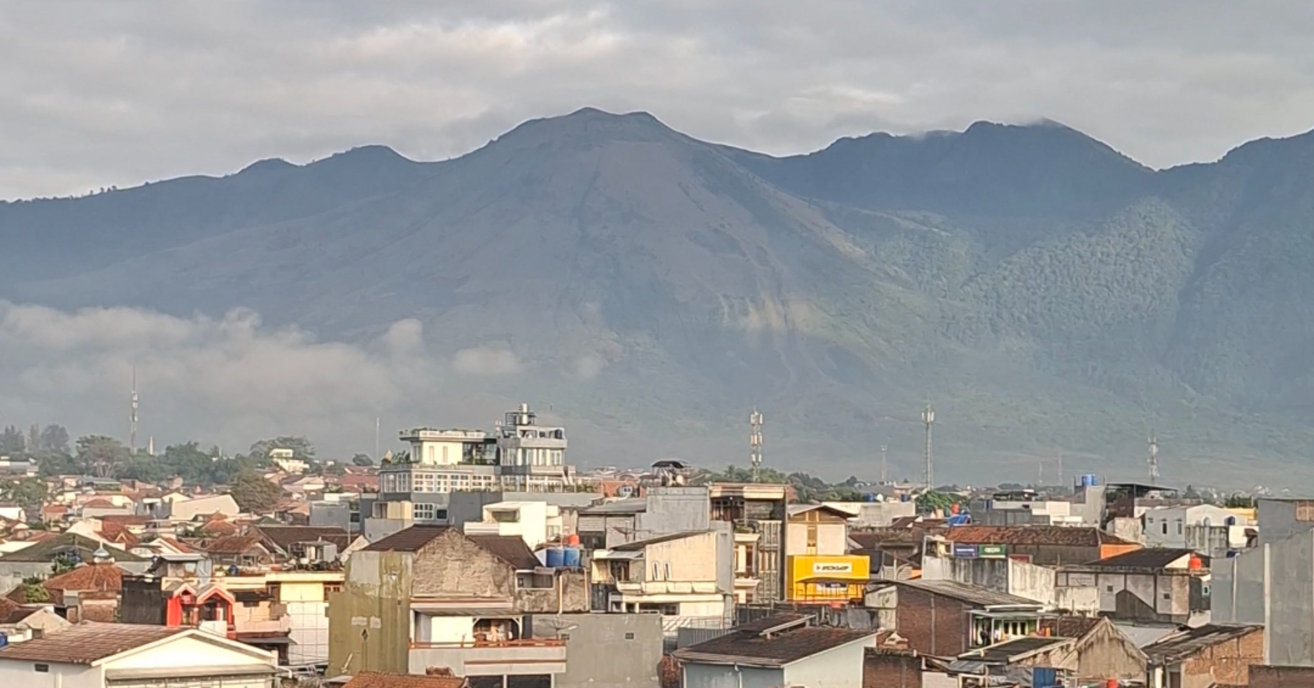 Pemandangan pegunungan dari jendela kamar Mercure Garut City Center. (Sumber gambar: Desyinta Nuraini/Hypeabis.i