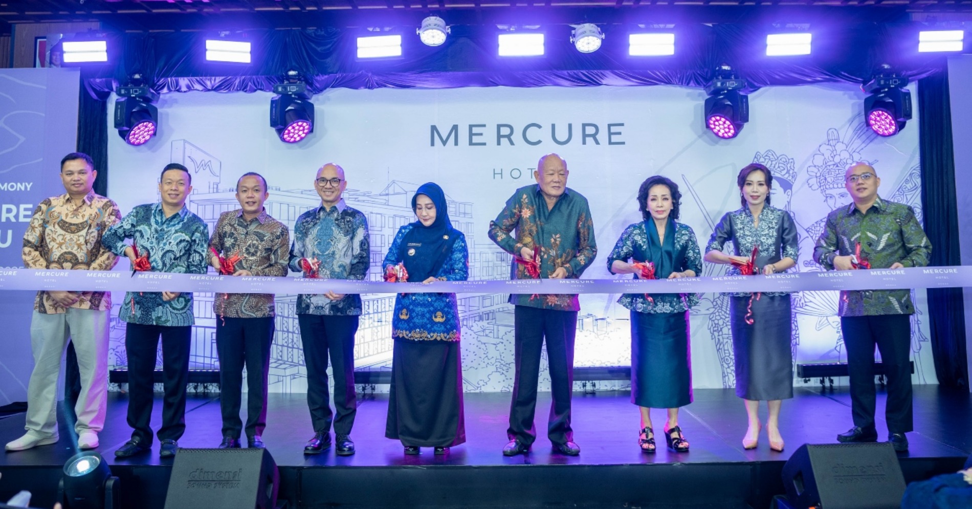 Kiri-Kanan: Maksum Aksan Damanik, General Manager Mercure Berau, Hendri Oetomo, Direktur Utama PT Berau Indah Permai, Hendra Oetomo, Komisaris PT Berau Indah Permai, Endrian Hananto, Director of Operations, Accor Indonesia , Sri Juniarsih Mas, Bupati Berau, Oetomo Lianto, Komisaris Utama PT Berau Indah Permai, Susan Permatawati, Komisaris PT Berau Indah Permai, Merry Swastika Oetomo, Direktur PT Berau Indah Permai, dan Cahyadi Oetomo, Direktur PT Berau Indah Permai di acara Peresmian Mercure Berau (17/12/25 Kiri-Kanan: Maksum Aksan Damanik, General Manager Mercure Berau, Hendri Oetomo, Direktur Utama PT Berau Indah Permai, Hendra Oetomo, Komisaris PT Berau Indah Permai, Endrian Hananto, Director of Operations, Accor Indonesia , Sri Juniarsih Mas, Bupati Berau, Oetomo Lianto, Komisaris Utama PT Berau Indah Permai, Susan Permatawati, Komisaris PT Berau Indah Permai, Merry Swastika Oetomo, Direktur PT Berau Indah Permai, dan Cahyadi Oetomo, Direktur PT Berau Indah Permai di acara Peresmian Mercure Berau (17/12/25