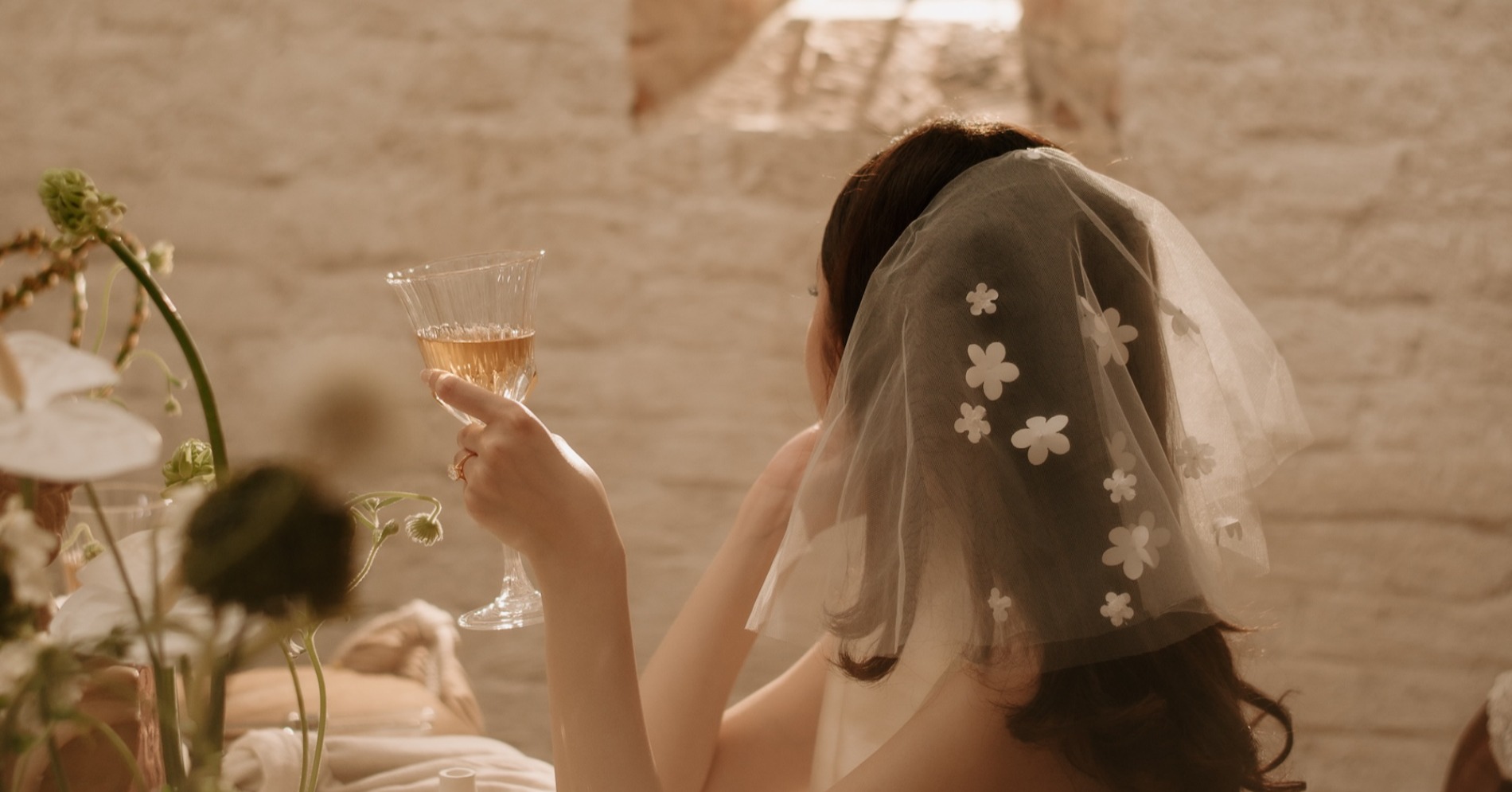 Charming Campagne jadi tren warna (sumber : Bridestory)