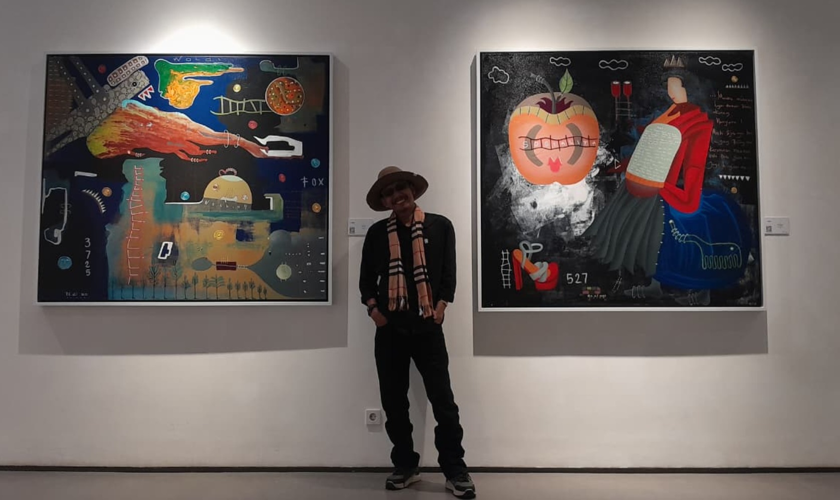 Seniman RB Ali berpose di depan karyanya dalam pameran Seniman RB Ali berpose di depan karyanya dalam pameran