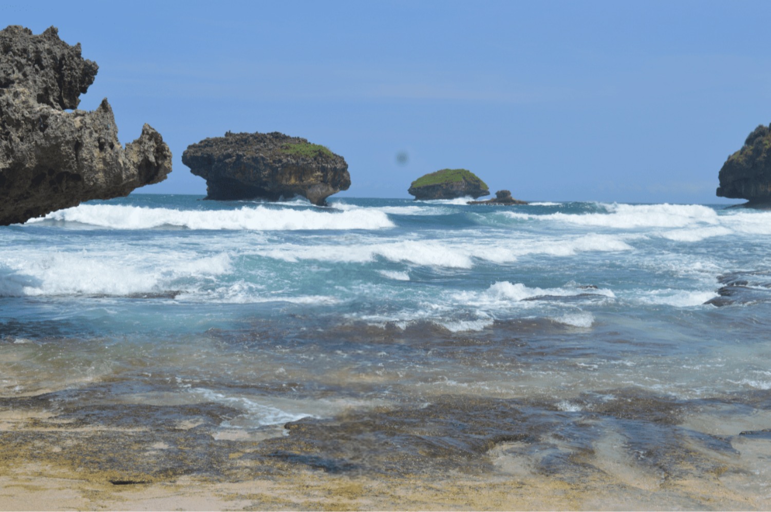 Pantai Srau, Pacitan (Sumber gambar: Chelsea Venda/Hypeabis.id)