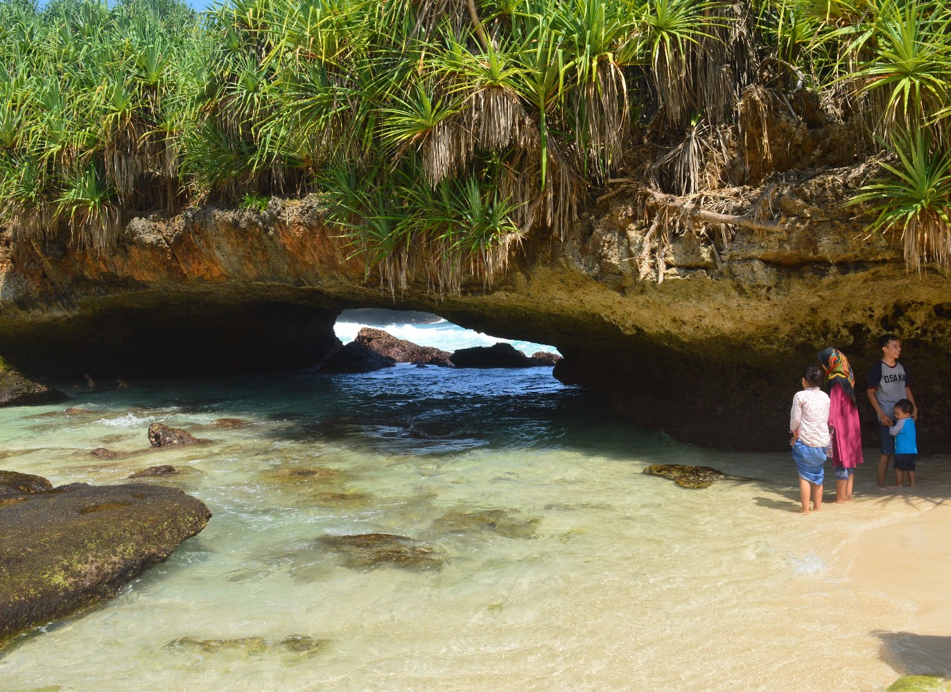 Pantai Srau, Pacitan (Sumber gambar: Chelsea Venda/Hypeabis.id)