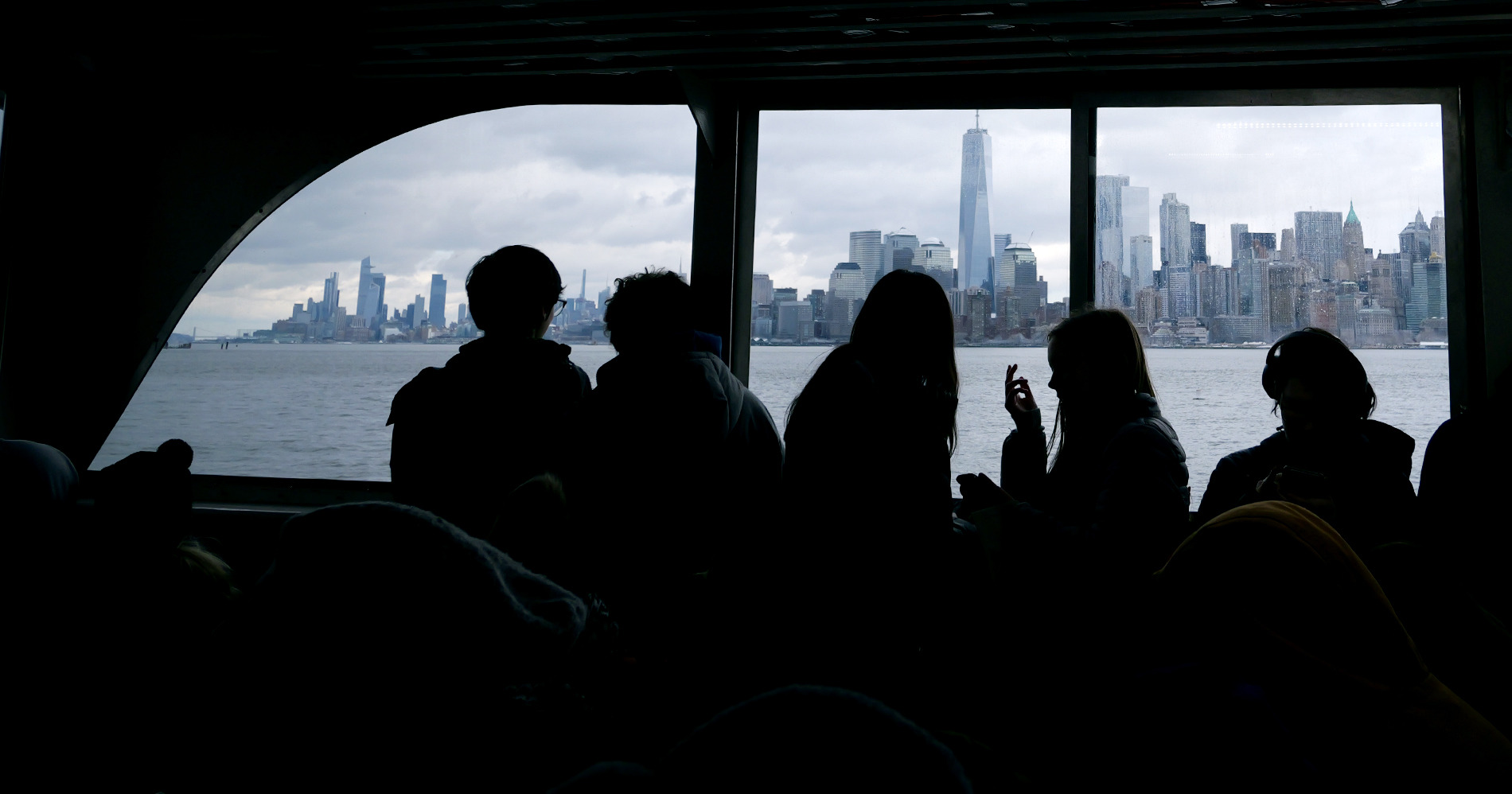 Wisatawan menaiki kapal fery di Liberty Island, Upper New York Bay, New York City, Amerika Serikat