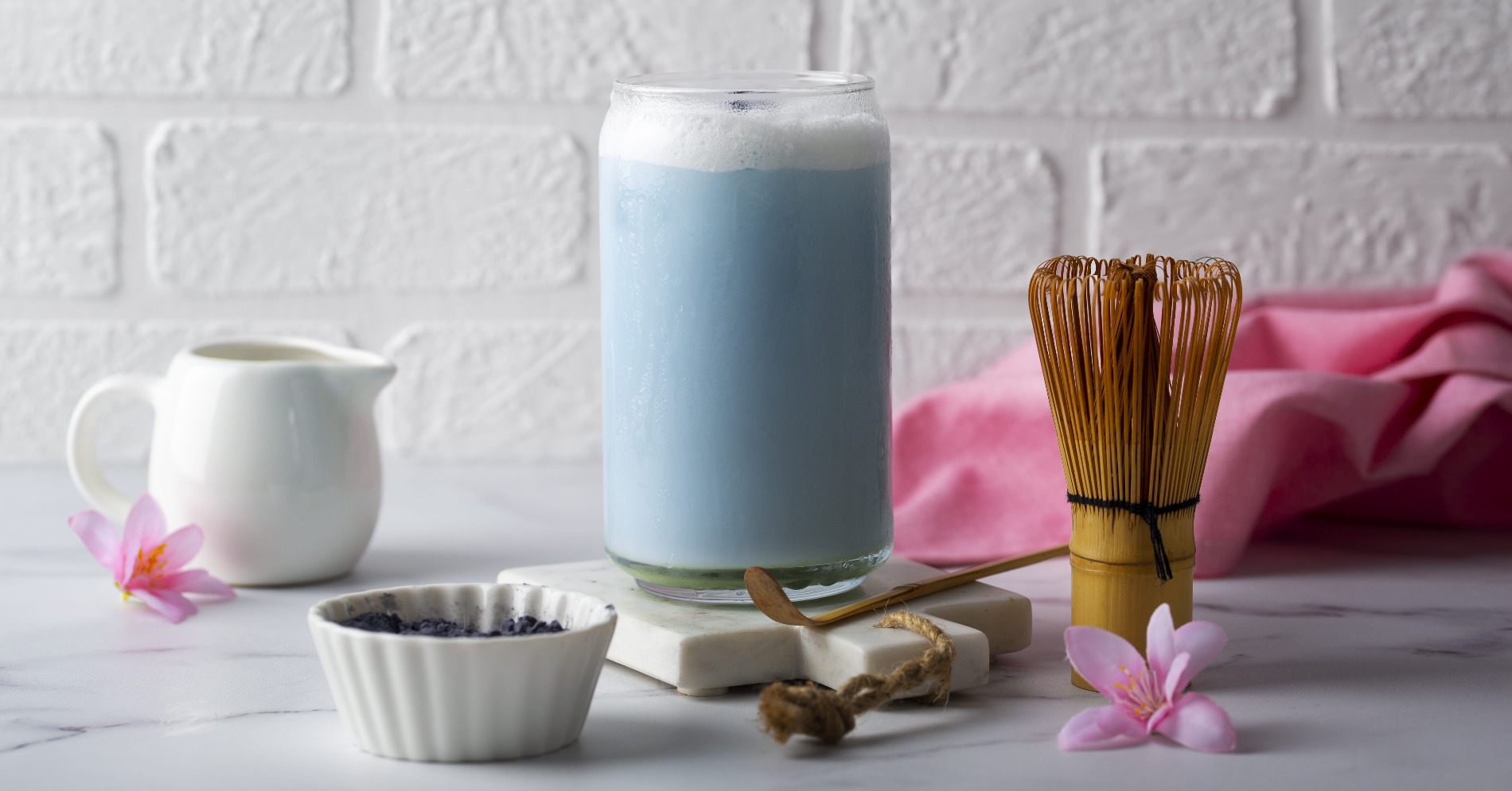 Blue Matcha, Tren Minuman Biru Bebas Kafein yang Viral di Media Sosial