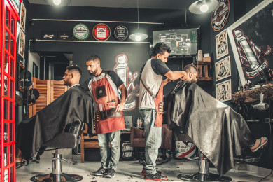 Bingung Menata Rambut Ikal? Yuk Coba Gaya Curly Undercut Ini Biar Tampil Jatmika