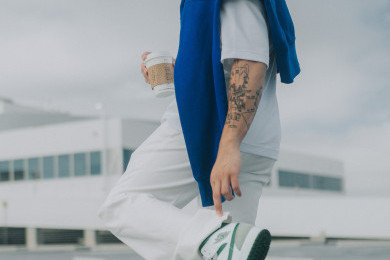 5 Inspirasi Outfit Cobalt Blue, Tren Warna Fashion Musim Panas yang Hits Tahun Ini