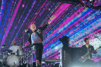 Kemeriahan Konser Coldplay di Jakarta, Rasa Bangga Rahmania Astrini dan Gaya Casual Chris Martin