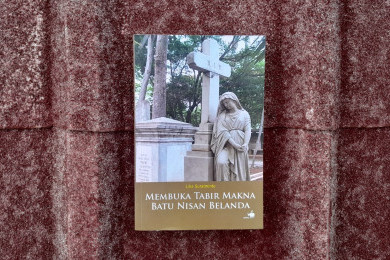Review Buku Membuka Tabir Makna Batu Nisan Belanda: Ketika Sejarah Tertinggal di Pekuburan