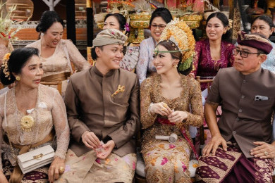 Rizky Febian dan Mahalini Kenakan Pakaian Adat Bali di Acara Mepamit