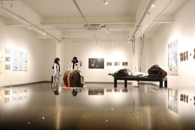 Sejarah & Refleksi Kritis Seniman dalam Pameran Beyond Elasticity: Rubber and Materiality di Jagad Gallery