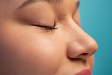 Cara Mempercantik Bentuk Hidung Tanpa Operasi Plastik, Face Yoga sampai Filler