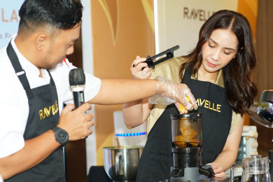 Aktris Nagita Slavina dan Dokter Consistania Ajak Keluarga Masak di Rumah