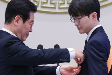 Faker Terima Medali Naga Biru, Jadi Atlet Esports Pertama Peraih Penghargaan Tertinggi Korea Selatan