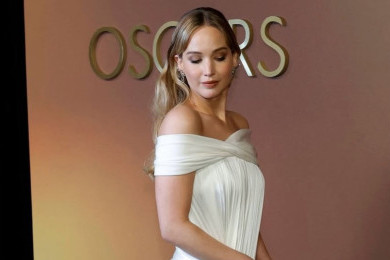 Jennifer Lawrence Anggun dengan Gaun Dior Putih Khusus di Red Carpet
