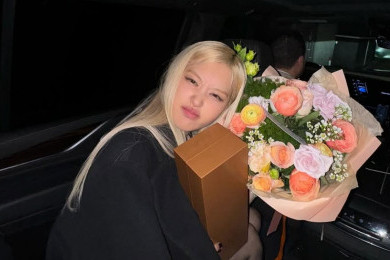 Pesona Ros&eacute; BLACKPINK di Ulang Tahun ke-28, Momen Hangat Bersama Para Sahabat