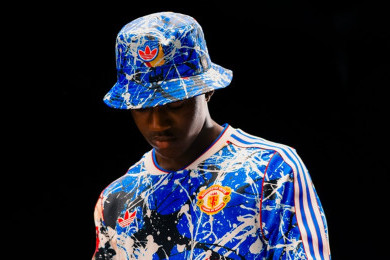 Manchester United Gandeng The Stone Roses & Adidas dalam Koleksi Retro Ikonik
