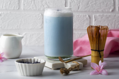 Blue Matcha, Tren Minuman Biru Bebas Kafein yang Viral di Media Sosial
