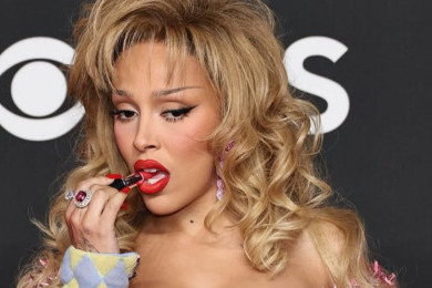 Doja Cat Curi Perhatian di MTV VMAs 2025 Lewat Aksi Makan Lipstik